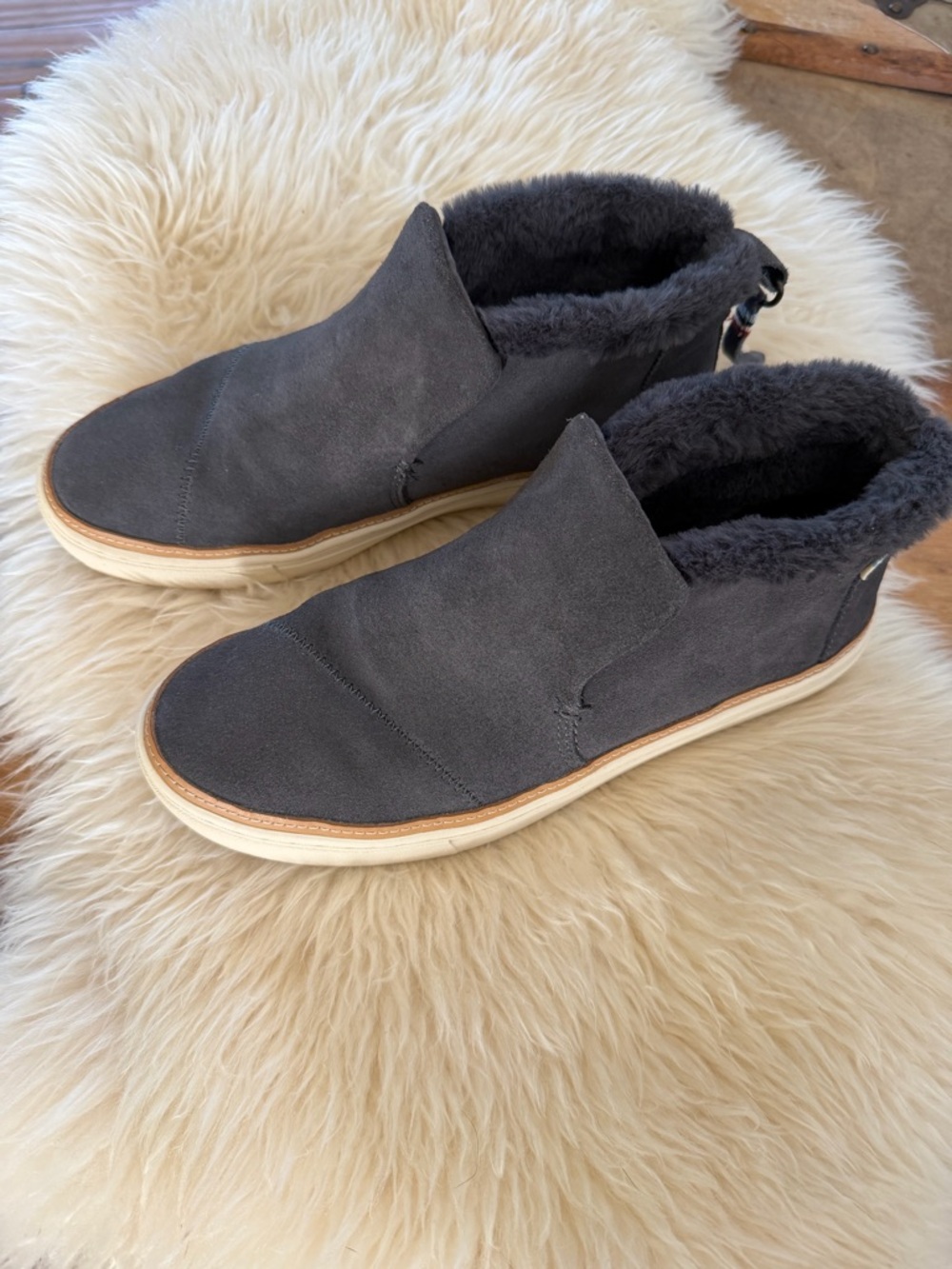 Women’s Toms Slip on Shoes, size W8.5